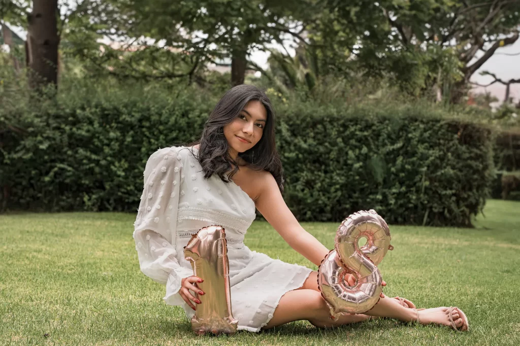Niña celebrando su cumpleaños con decoración al aire libre
