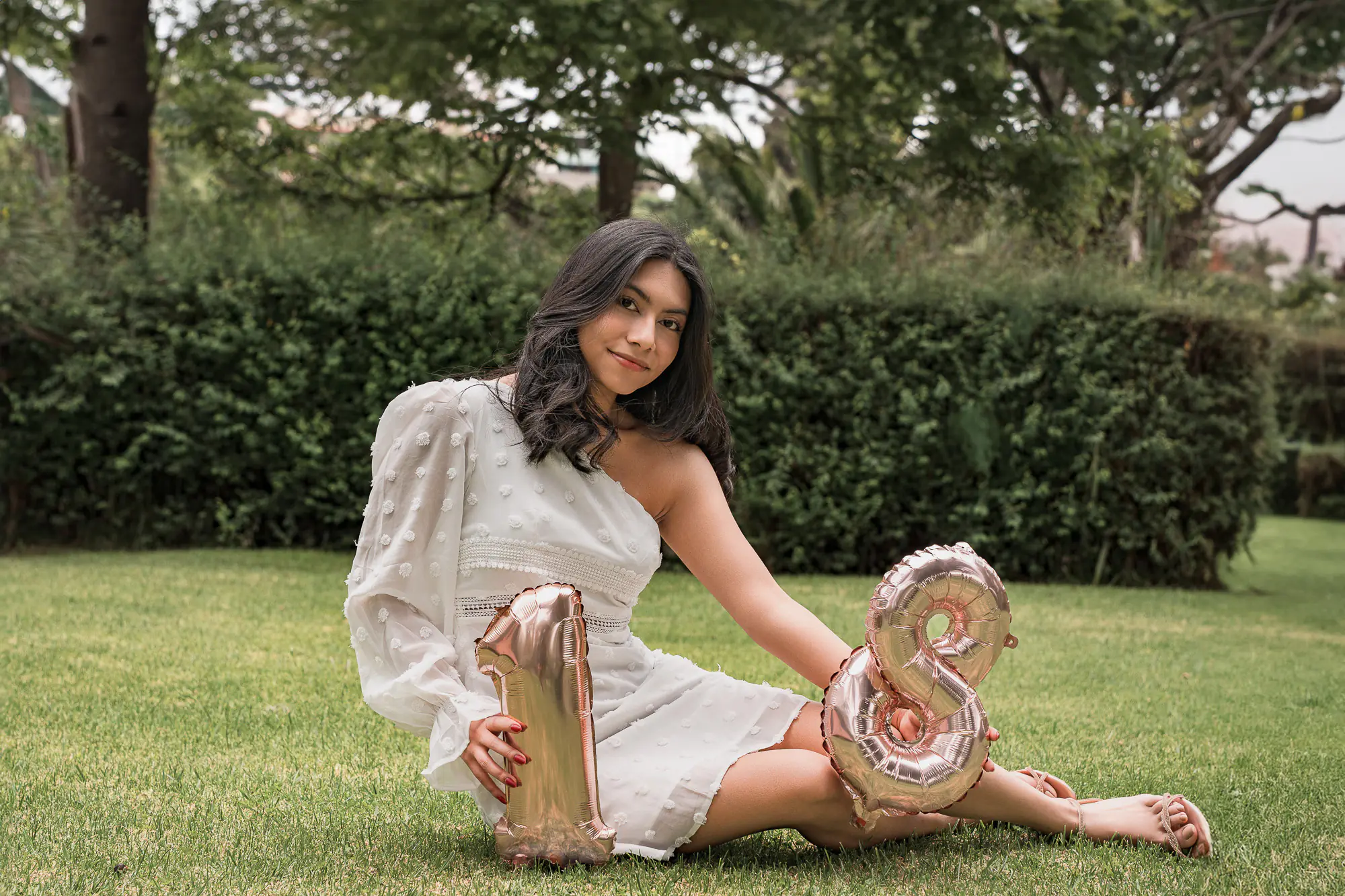 Niña celebrando su cumpleaños con decoración al aire libre